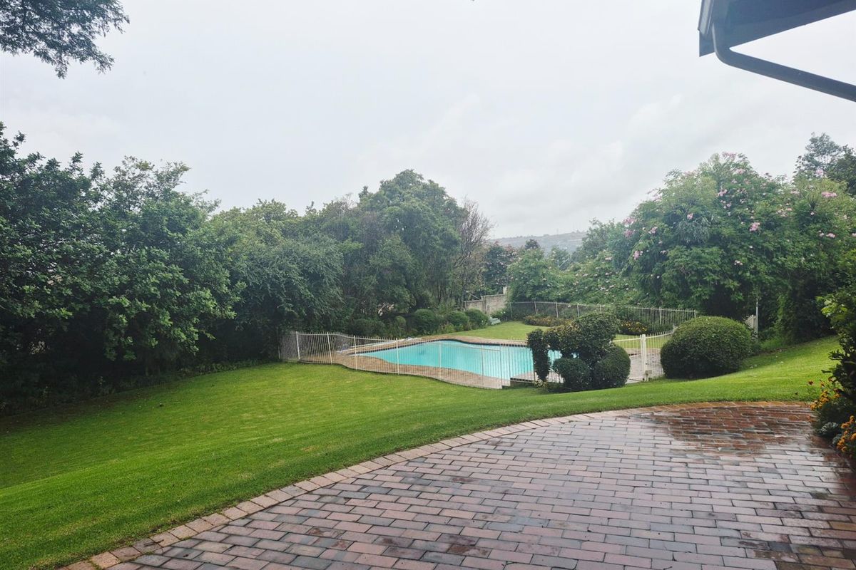 Expansive Family Estate on a Prime 3 249 sqm Stand, Ideal for Families, Entrepreneurs, or Developers - Photo 3