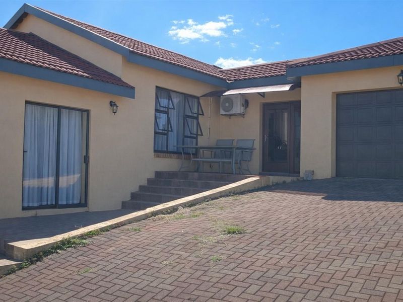 Townhouse For Sale in Aviary Hill, Newcastle, KwaZulu Natal - Photo 1