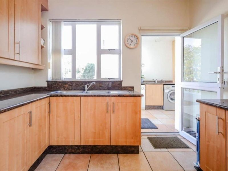 TO RENT-MANSION ON LINKSFIELD RIDGE- VIEWS- COTTAGE- SECURED PRIVATE ROAD - Photo 10