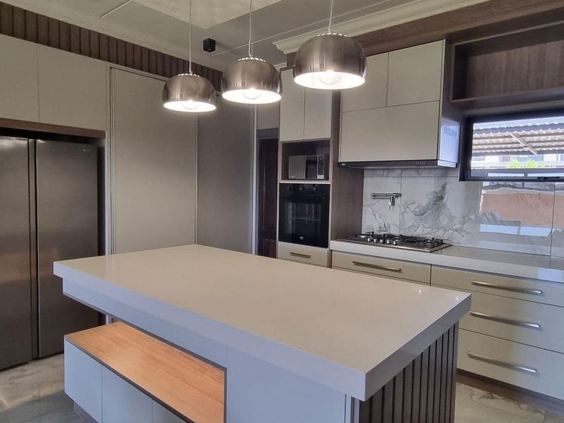 Turn-Key Luxury: Your Sophisticated Sanctuary Steps away from Gariep Hospital - Photo 6