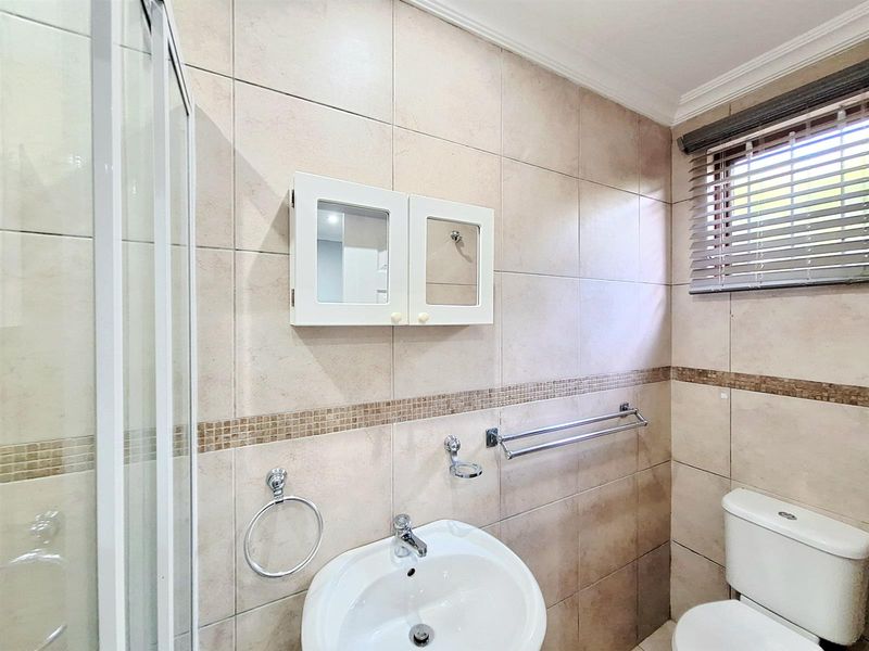 Quiet Standalone Professional Office Space To Rent - in Cowies Hill Park, Pinetown, KwaZulu Natal. - Photo 9