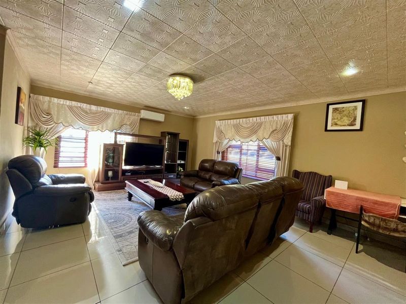 Move-In Ready 3-Bedroom Home with Garage and Carport in Sunnyridge - Photo 6