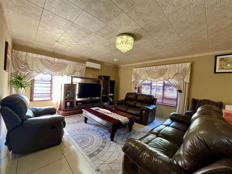 Move-In Ready 3-Bedroom Home with Garage and Carport in Sunnyridge - Photo 5