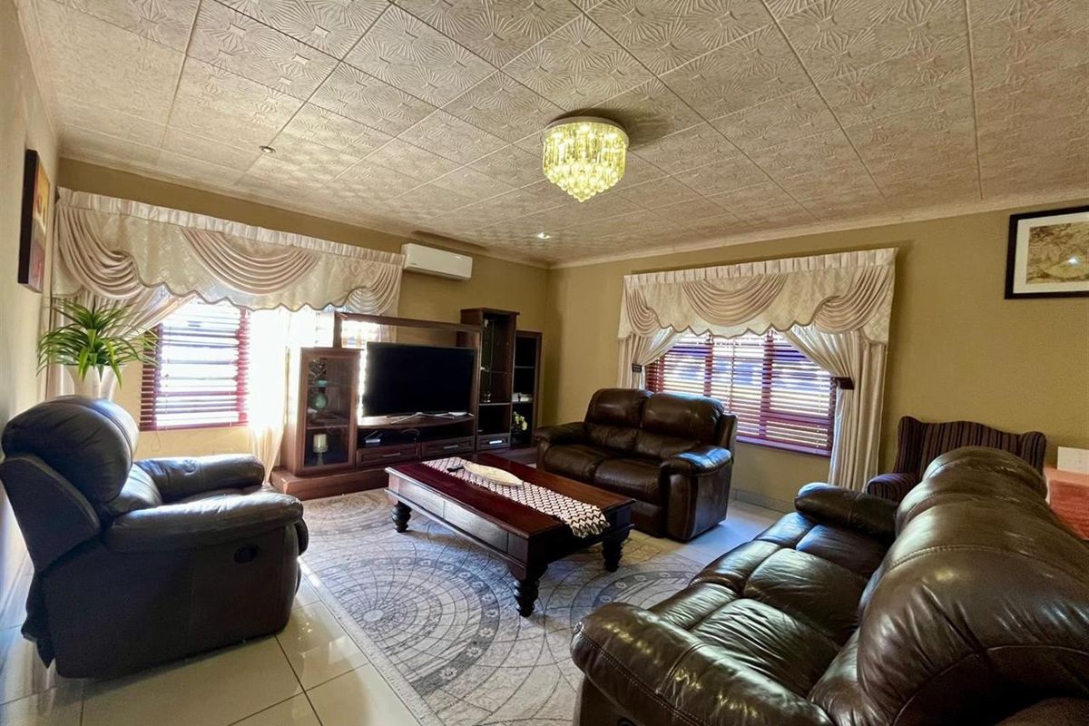 Move-In Ready 3-Bedroom Home with Garage and Carport in Sunnyridge - Photo 5