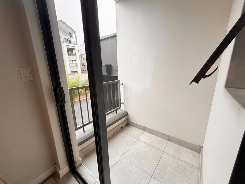 Modern 1 Bedroom, 1 Bathroom First Floor Apartment with Small Balcony - Photo 8