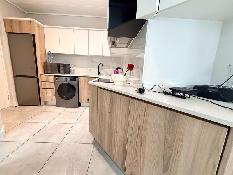 Modern 1 Bedroom, 1 Bathroom First Floor Apartment with Small Balcony - Photo 3