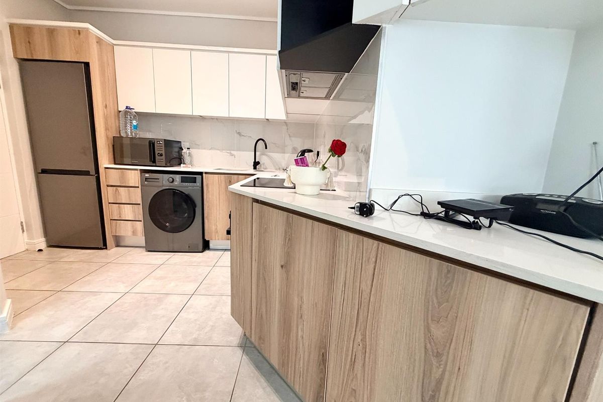 Modern 1 Bedroom, 1 Bathroom First Floor Apartment with Small Balcony - Photo 3