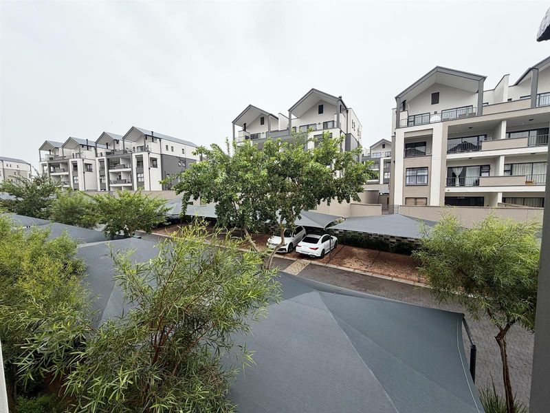 Modern 1 Bedroom, 1 Bathroom First Floor Apartment with Small Balcony - Photo 2