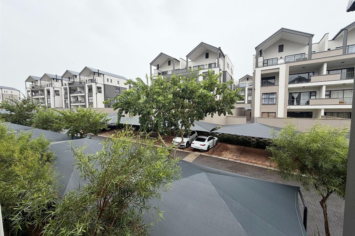 Modern 1 Bedroom, 1 Bathroom First Floor Apartment with Small Balcony - Photo 2