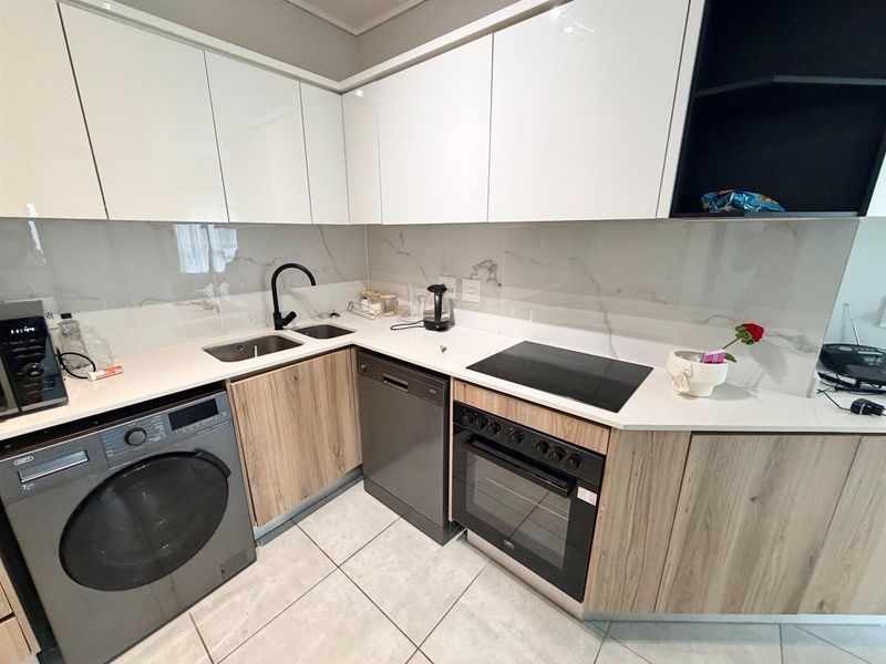 Modern 1 Bedroom, 1 Bathroom First Floor Apartment with Small Balcony - Photo 4