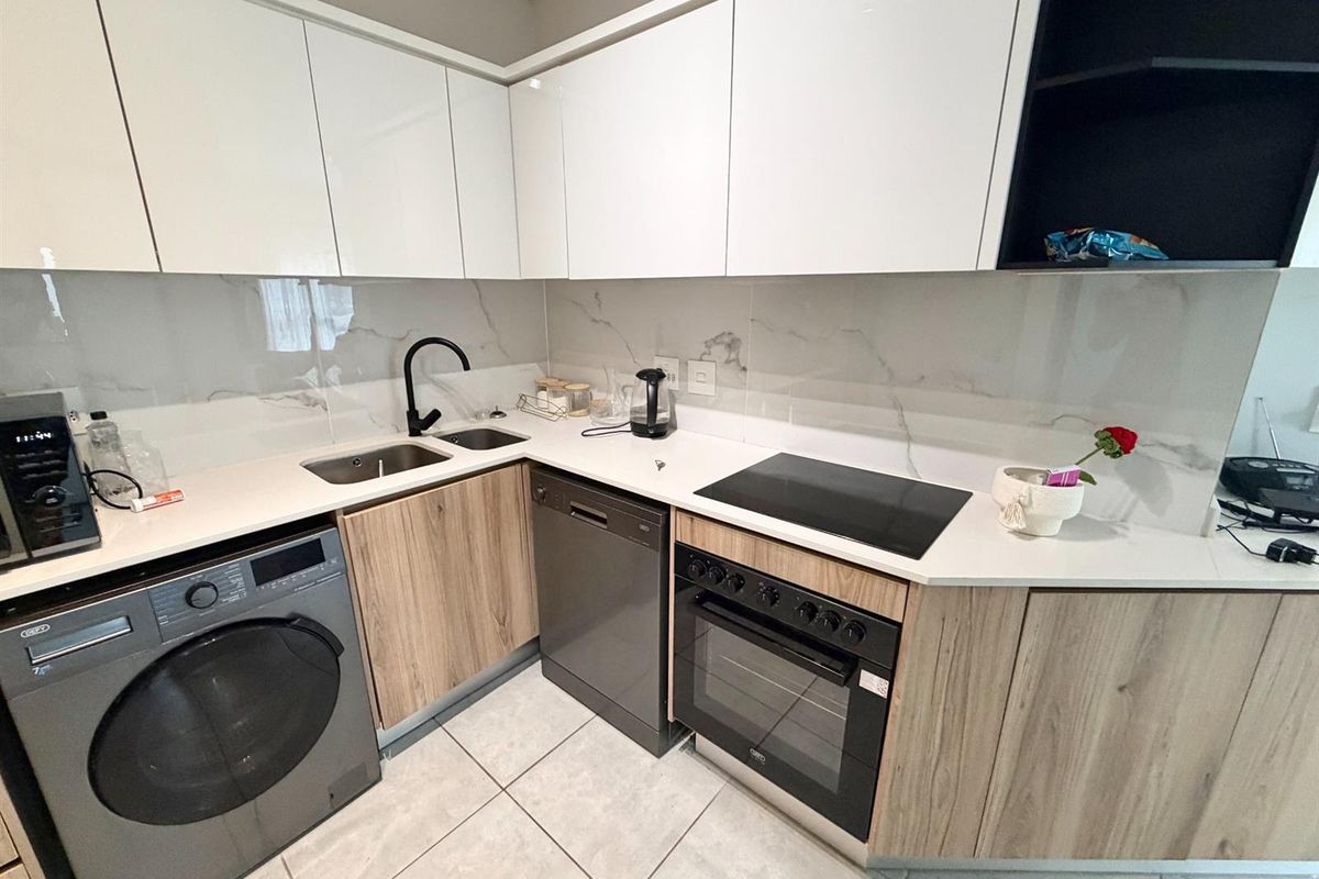 Modern 1 Bedroom, 1 Bathroom First Floor Apartment with Small Balcony - Photo 4