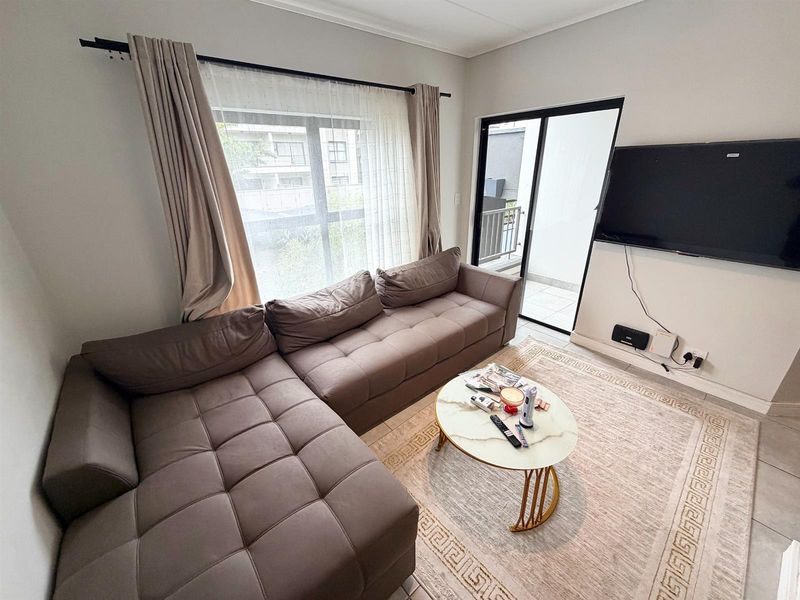 Modern 1 Bedroom, 1 Bathroom First Floor Apartment with Small Balcony - Photo 5