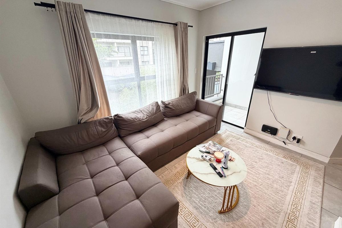 Modern 1 Bedroom, 1 Bathroom First Floor Apartment with Small Balcony - Photo 5