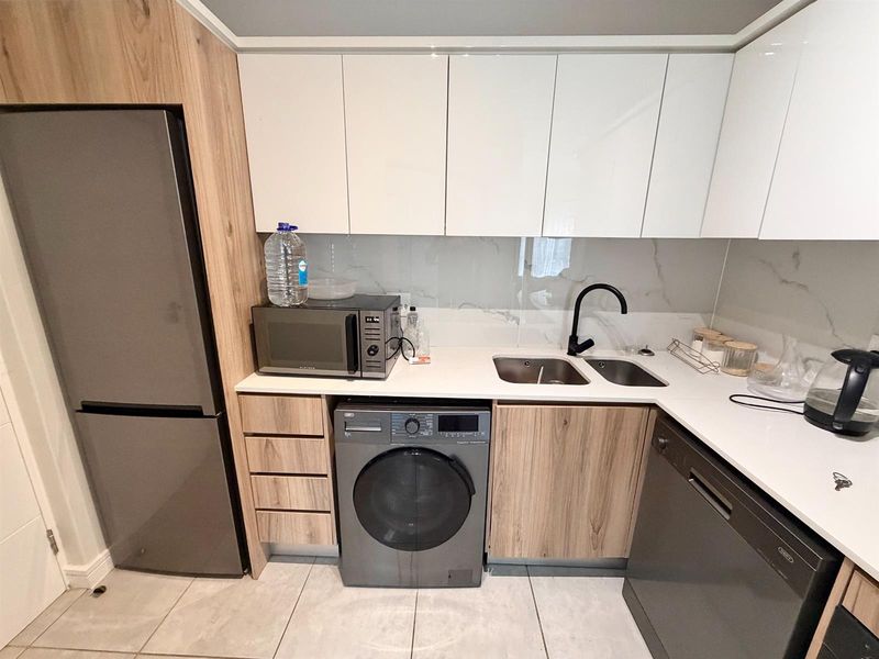 Modern 1 Bedroom, 1 Bathroom First Floor Apartment with Small Balcony - Photo 1