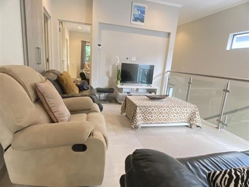 Modern Fully-Furnished 4 Beds House in Bryanston - Photo 10