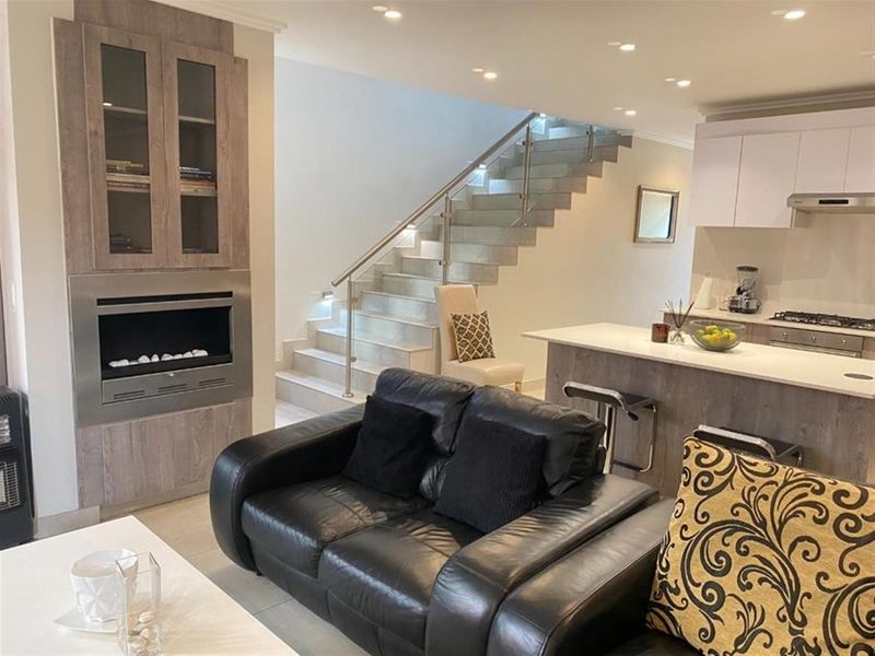 Modern Fully-Furnished 4 Beds House in Bryanston - Photo 9