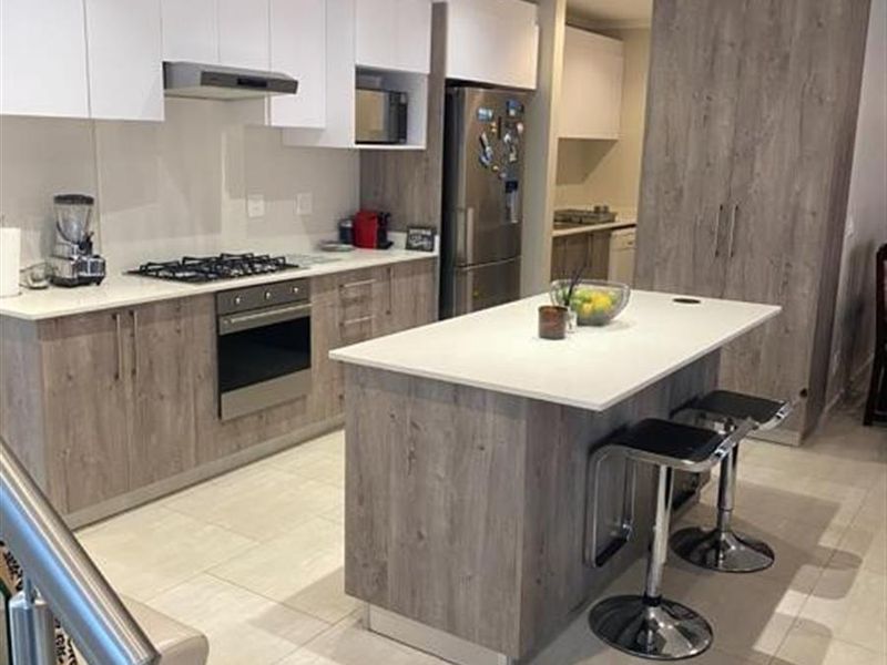 Modern Fully-Furnished 4 Beds House in Bryanston - Photo 6