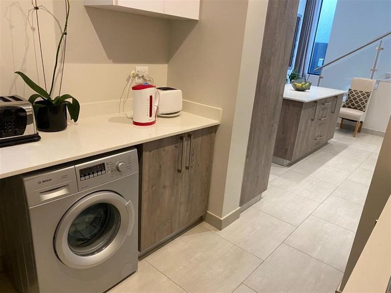 Modern Fully-Furnished 4 Beds House in Bryanston - Photo 3