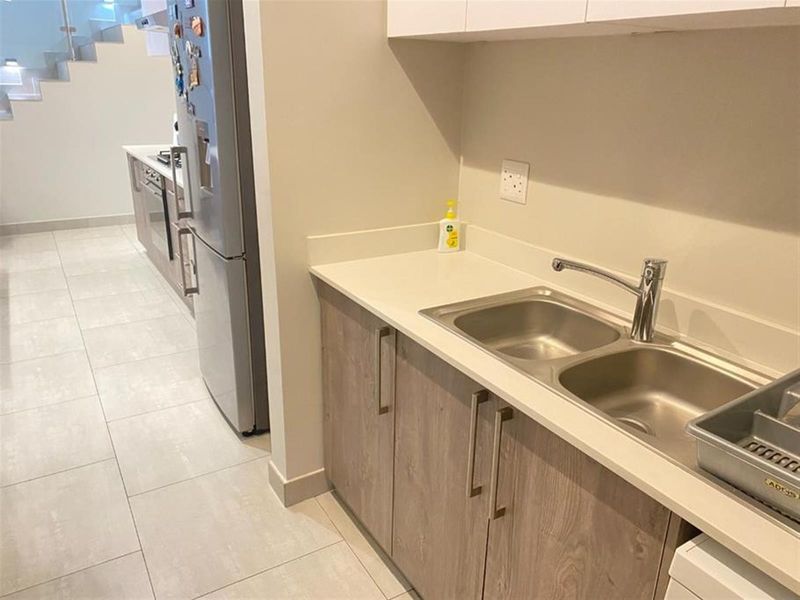 Modern Fully-Furnished 4 Beds House in Bryanston - Photo 5