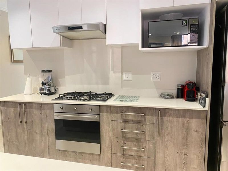 Modern Fully-Furnished 4 Beds House in Bryanston - Photo 4