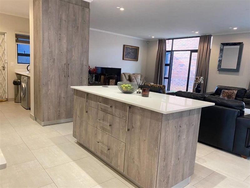 Modern Fully-Furnished 4 Beds House in Bryanston - Photo 2