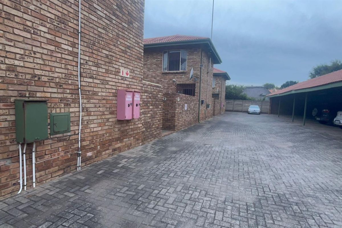 3 -Bedroom Townhouse For Sale in Vanderbijlpark SE 3, Vanderbijlpark SE, Vanderbijlpark - Photo 2