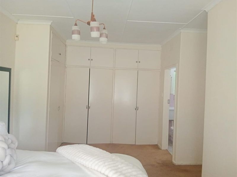 4 Bedroom House For Sale in Windsor Glen, Randburg - Photo 9