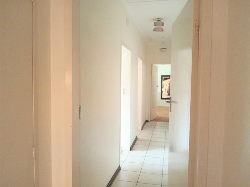 4 Bedroom House For Sale in Windsor Glen, Randburg - Photo 7