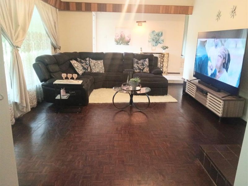 4 Bedroom House For Sale in Windsor Glen, Randburg - Photo 6