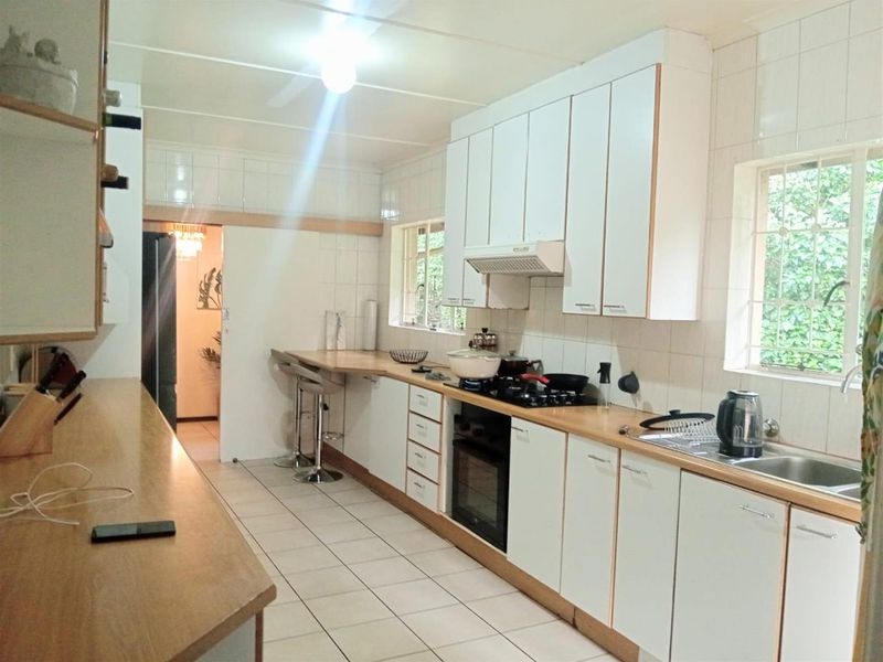 4 Bedroom House For Sale in Windsor Glen, Randburg - Photo 2