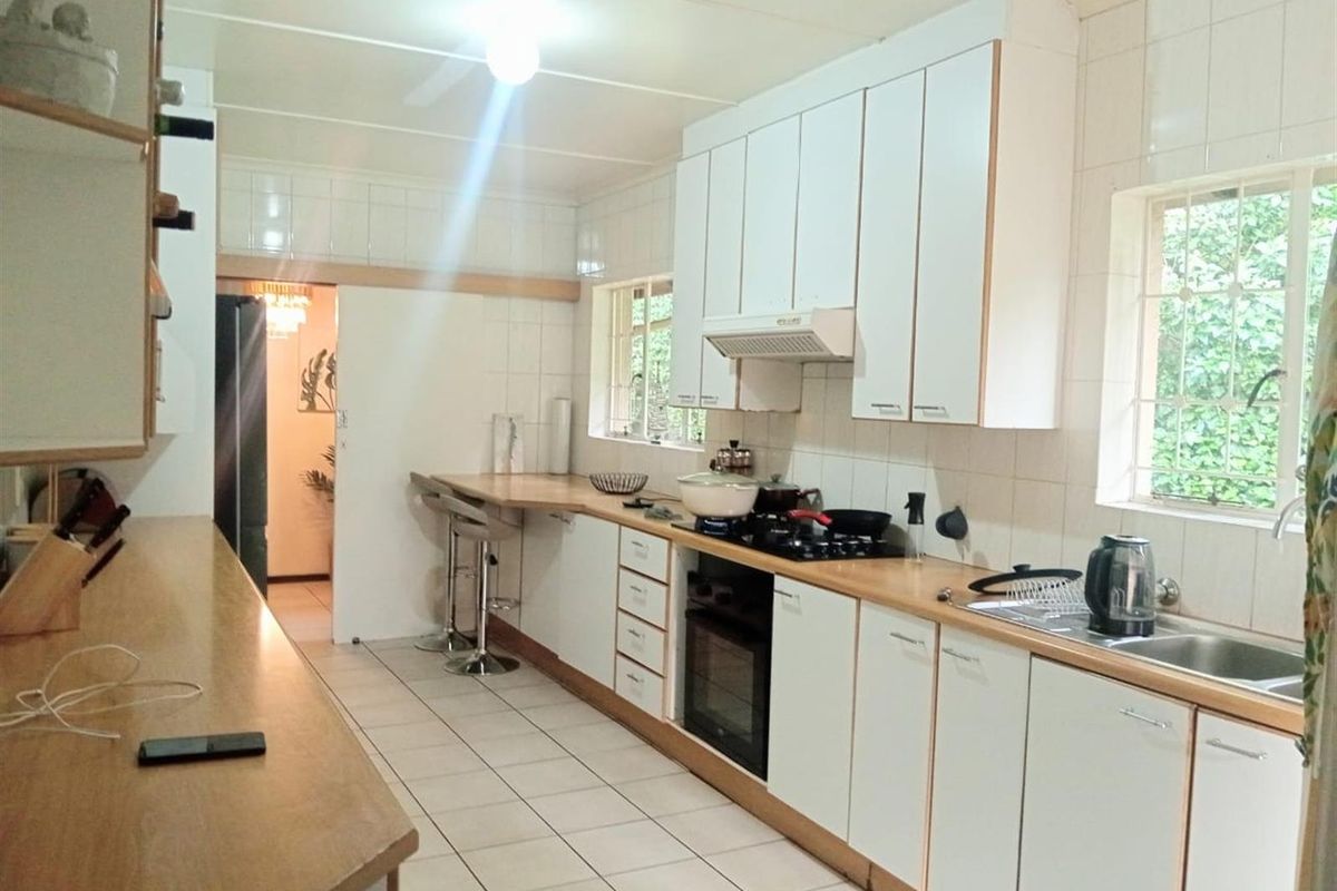 4 Bedroom House For Sale in Windsor Glen, Randburg - Photo 2