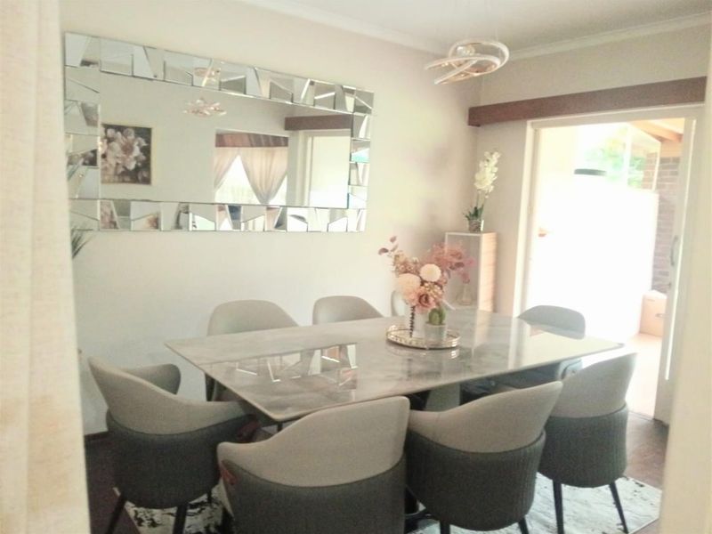 4 Bedroom House For Sale in Windsor Glen, Randburg - Photo 3