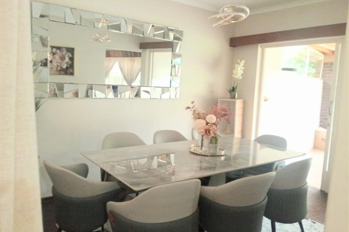 4 Bedroom House For Sale in Windsor Glen, Randburg - Photo 3