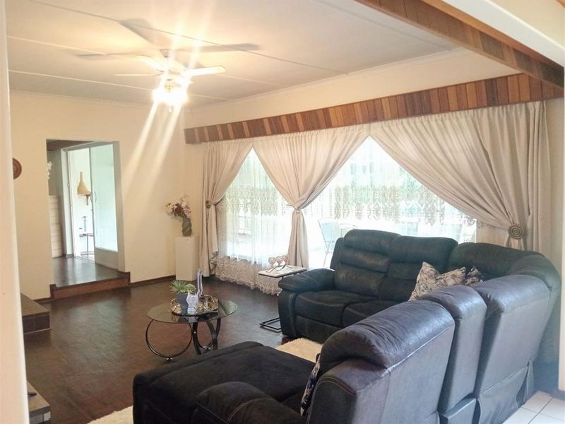 4 Bedroom House For Sale in Windsor Glen, Randburg - Photo 5