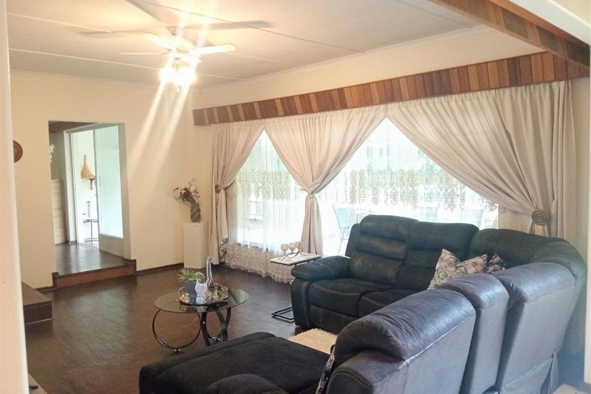 4 Bedroom House For Sale in Windsor Glen, Randburg - Photo 5