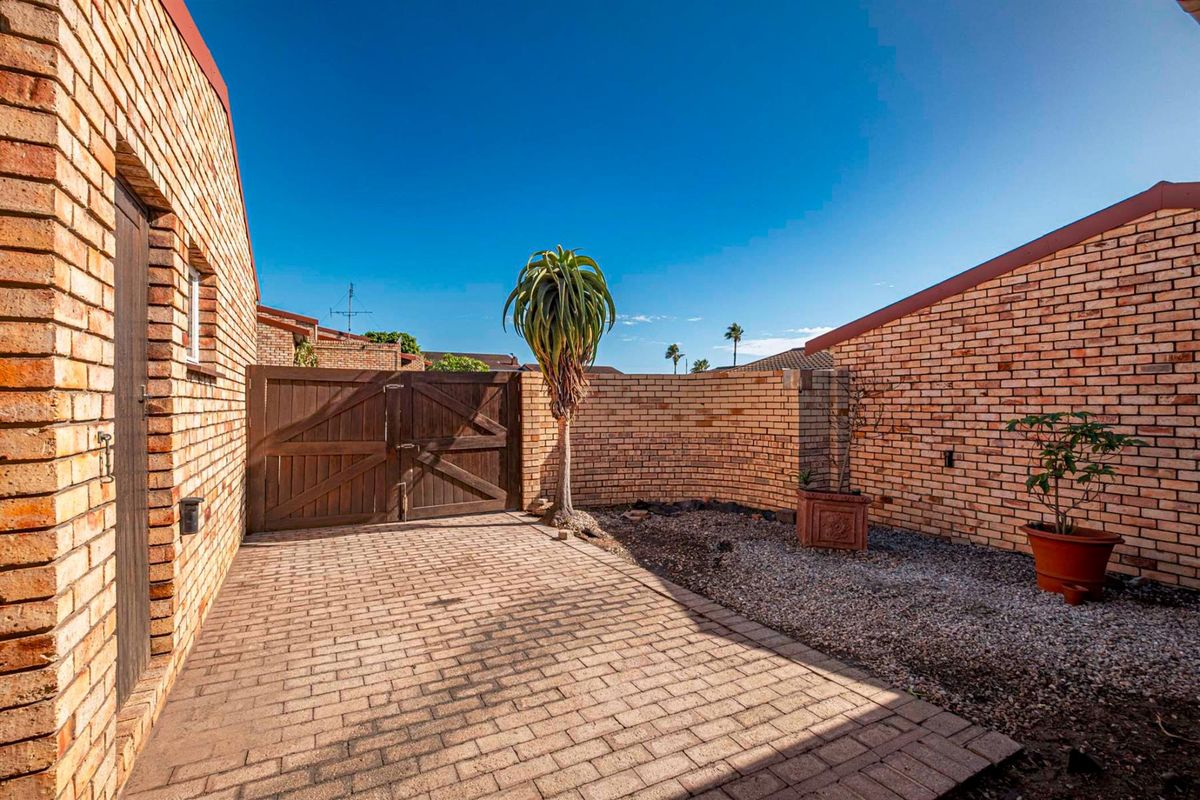 Move In Ready 3 Bed Townhouse in Popular ROSTREVOR - Photo 4