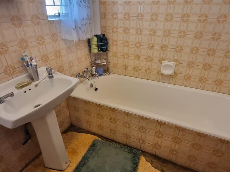 A Peaceful Family Haven with a Beautiful Garden in Crystal Park - Photo 9