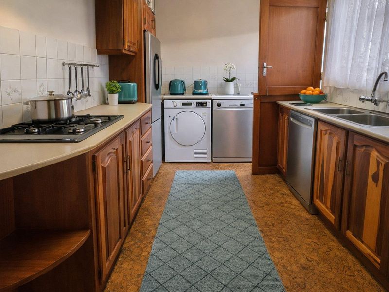 A Peaceful Family Haven with a Beautiful Garden in Crystal Park - Photo 2