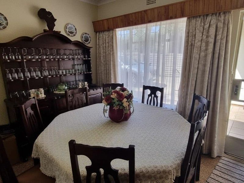 A Peaceful Family Haven with a Beautiful Garden in Crystal Park - Photo 4