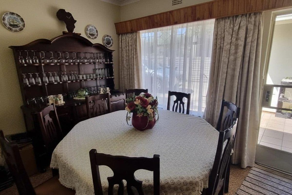 A Peaceful Family Haven with a Beautiful Garden in Crystal Park - Photo 4