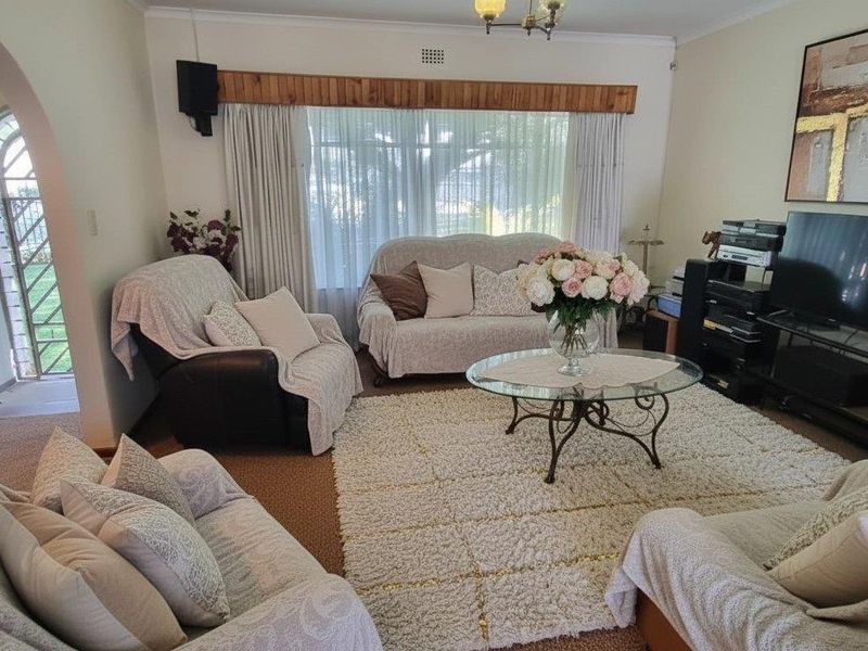 A Peaceful Family Haven with a Beautiful Garden in Crystal Park - Photo 3