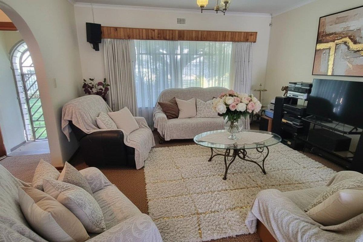 A Peaceful Family Haven with a Beautiful Garden in Crystal Park - Photo 3