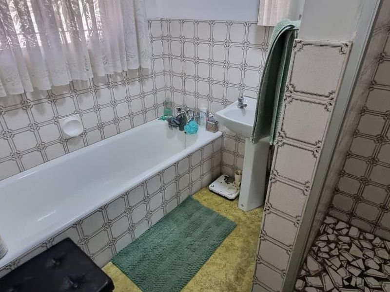 A Peaceful Family Haven with a Beautiful Garden in Crystal Park - Photo 10