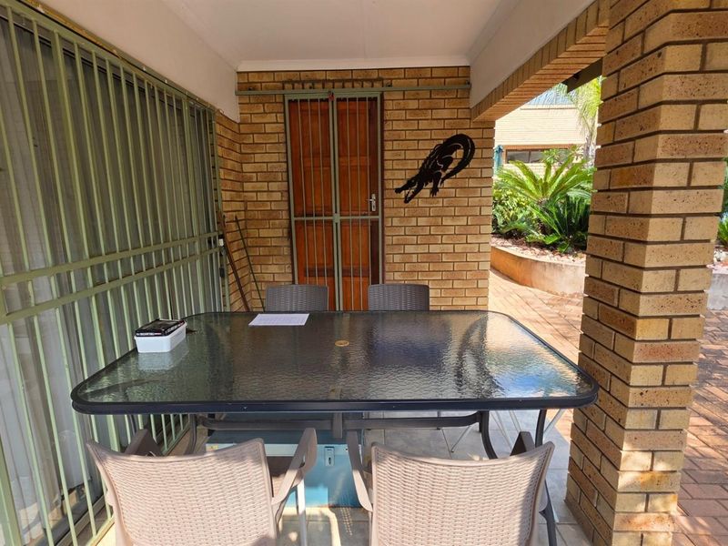 Panorama Park - Three Bedroom Home with Spectacular Garden and Low Levies - Photo 10