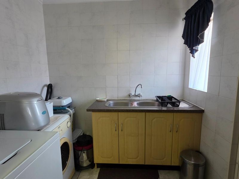 Panorama Park - Three Bedroom Home with Spectacular Garden and Low Levies - Photo 9