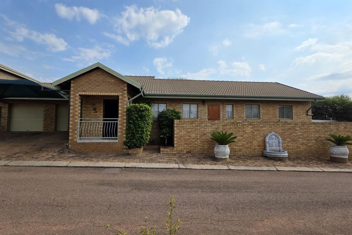 Panorama Park - Three Bedroom Home with Spectacular Garden and Low Levies - Photo 2
