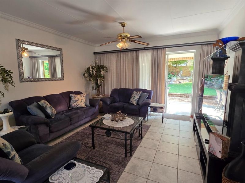 Panorama Park - Three Bedroom Home with Spectacular Garden and Low Levies - Photo 3
