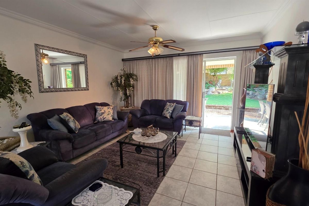 Panorama Park - Three Bedroom Home with Spectacular Garden and Low Levies - Photo 3