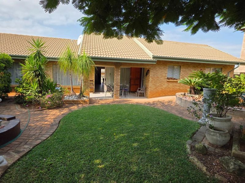 Panorama Park - Three Bedroom Home with Spectacular Garden and Low Levies - Photo 1