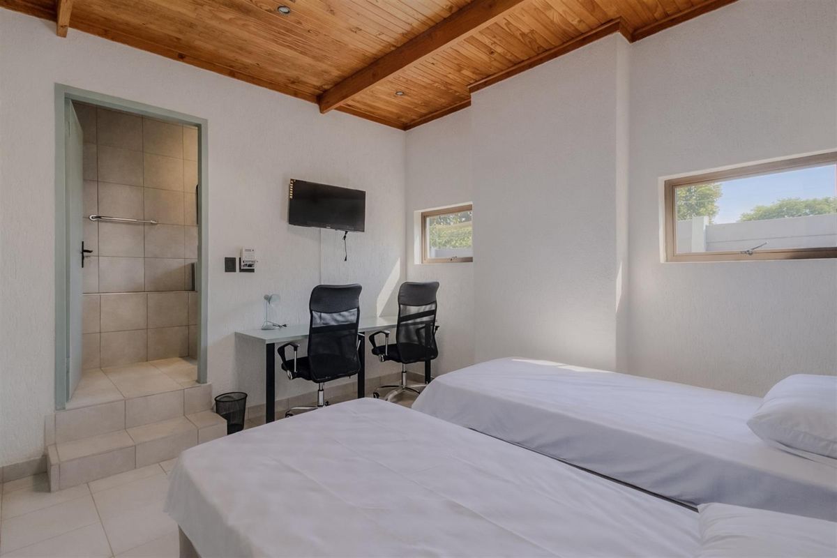 Luxury House Share Accommodation | Westdene | Close to UJ | Lake Views - Photo 5